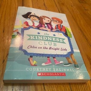 Scholastic The Kindness Club Chloe On The Bright Side Book - Courtney Sheinmel